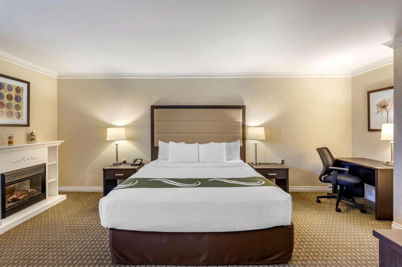 Quality Inn Airport West Місісаґа Екстер'єр фото