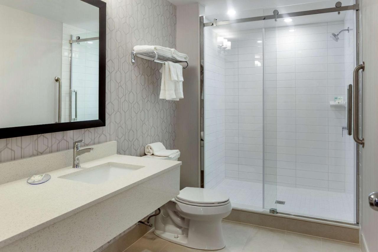 Quality Inn Airport West Місісаґа Екстер'єр фото